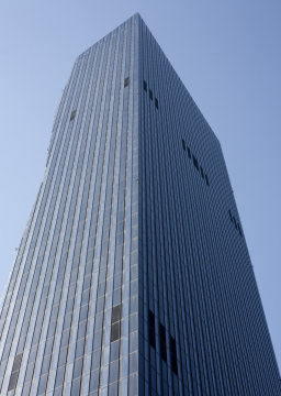 Hohes Bürogebäude aus dunklem Glas