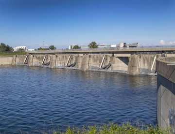 Betondamm am Fluss