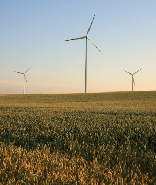 Windkraftanlagen in einer Landschaft