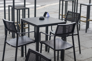 Tische und Stühle im Cafégarten