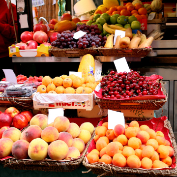 Früchte an einem Marktstand