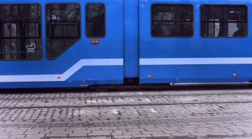 Blauer Straßenbahnwagen