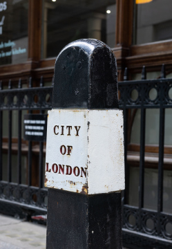 London-Inschrift auf einem schwarzen Pfosten in der Stadt