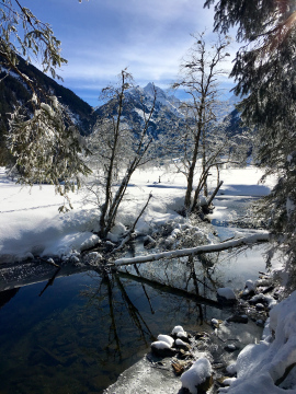 Winterlandschaft mit Wasser und Schnee