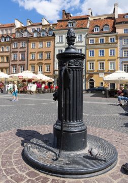 Historische Pumpe auf dem Marktplatz in Warschau