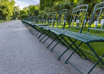 Grüne Stühle im Park, Sitzbereiche.