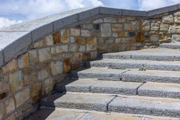 Steintreppe und Wand