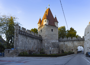 Historischer Eckturm der ehemaligen Stadtmauer in Wiener Neustadt