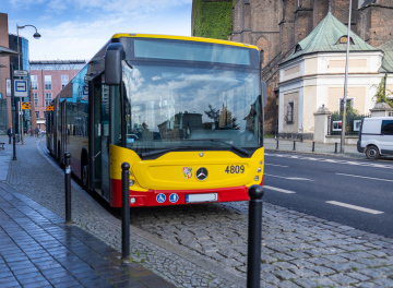 Gelber Bus. Städtische Kommunikation in Wrocław.