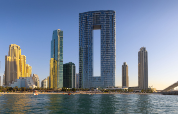 Hohe Gebäude in Dubai neben dem Strand