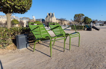 Grünes Stuhlpaar im Tuileriengarten in Paris