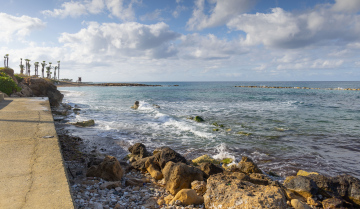 Küste mit einer Betonpromenade, Paphos, Zypern