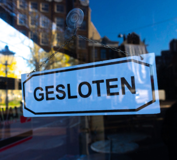 Geschlossenes Schild an der Tür eines Ladens in den Niederlanden.