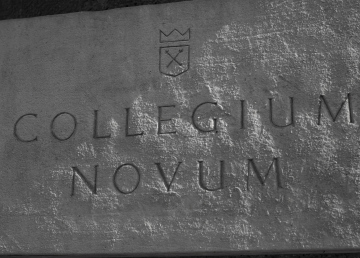 Inschrift des Collegium Novum an der Fassade des Gebäudes der Jagiellonen-Universität