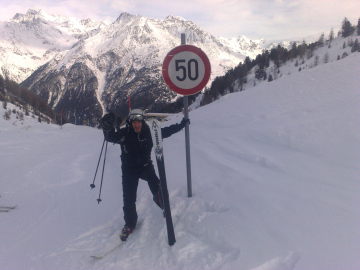 Skifahrer und Schild