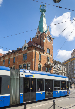 Blaue Straßenbahn, öffentliche Verkehrsmittel in Krakau.