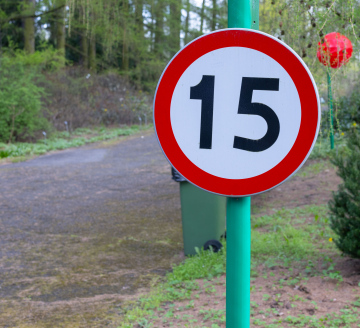 Verkehrszeichen: Geschwindigkeitsbegrenzung auf 15 km/h