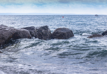 Felsbrocken ragen aus dem Meer