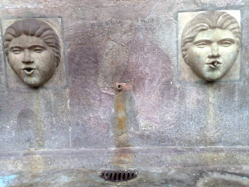 zwei Skulpturen Gesichter