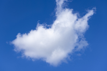 Einzelne Wolke auf dem Hintergrund des blauen Himmels