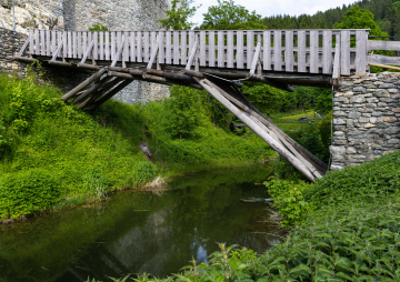 Alte Holzbrücke aus Brettern