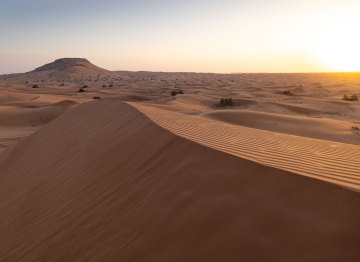 Dünen und Sonnenuntergang in einer Sandwüste
