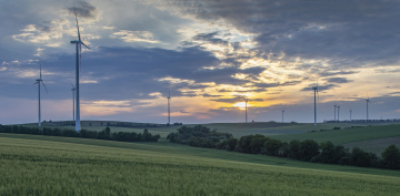 Windkraftanlagen in Ackerfeldern