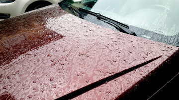 Regen auf einem Auto