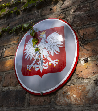 Der Weiße Adler, das Wappen Polens an der Wand des Gebäudes