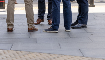 Treffen von Freunden auf dem Platz