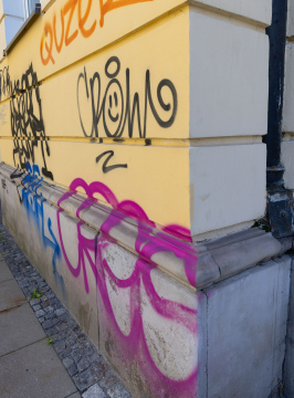Graffiti, gesprühte Fassade des Gebäudes
