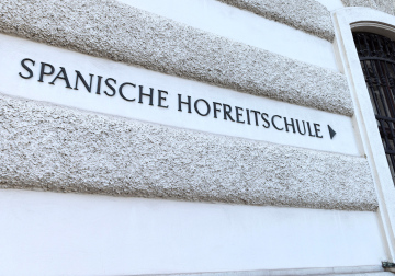 Spanische Hofreitschule in Wien, Inschrift an der Fassade des Gebäudes