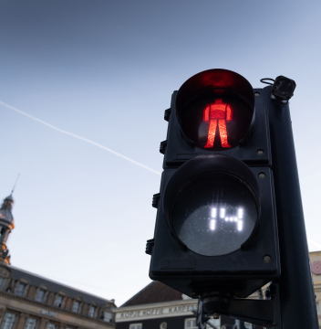 Rotes Licht auf einem Fußgängerüberweg