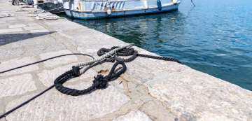 Am Kai festgemachte Boote und Kutter