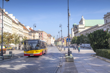 Stadtbus auf Krakowskie Przedmieście in Warschau