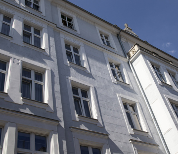 Mietshaus mit einer hellen Fassade