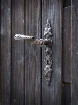 Antiker Türgriff, Ornamente aus Stahl geschmiedet