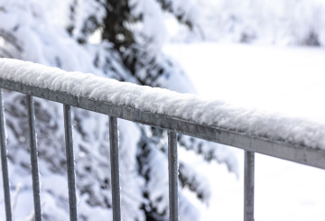 Winter, Neuschnee auf dem Balkongeländer