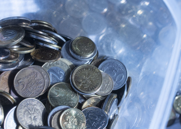 Münzen in einem Plastikbehälter