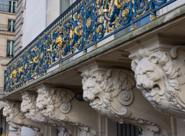 Balkon mit dekorativer Balustrade und historischen Architekturdetails