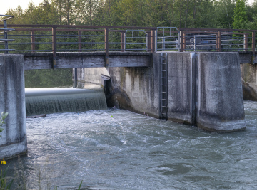 Open Dam am Fluss