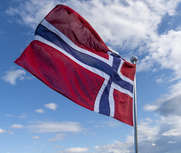 Norwegen-Flagge gegen den Himmel
