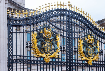 Eingangstor des Buckingham Palace in London, Großbritannien