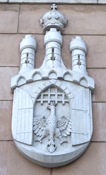 Das Wappen von Krakau, ein Basrelief an der Fassade des Gebäudes