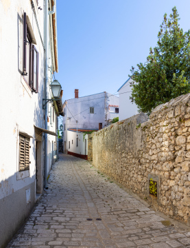 Gasse in Krk auf der Insel Krk. Kroatien