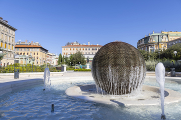 Rijeka, der kugelförmige Brunnen auf dem Marktplatz