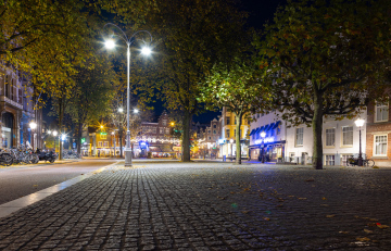 Spui-Platz in Amsterdam bei Nacht.