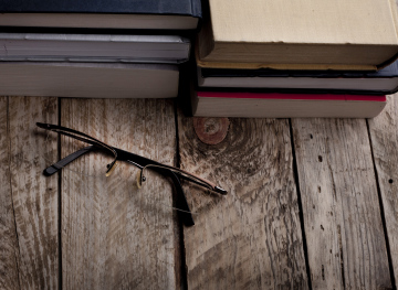 Bücher auf dem Tisch und Gläser