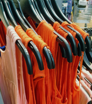 Kleidung auf Kleiderbügeln in einem Bekleidungsgeschäft