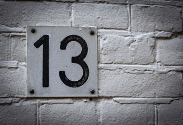 Nummer 13 an der Fassade des Gebäudes